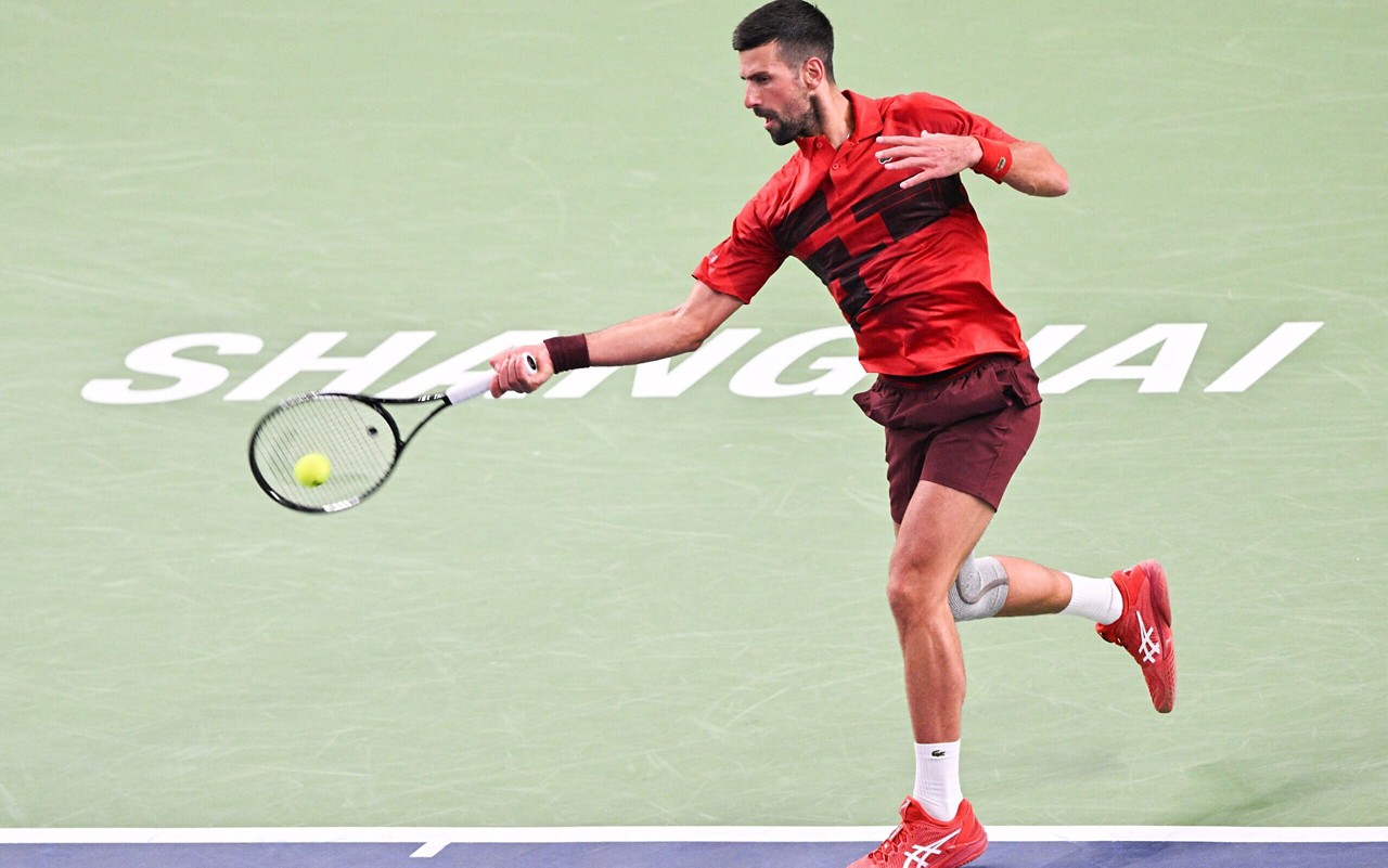 Djokovic em ação no duelo contra Safiullin, no Masters 1000 de Shangai (Foto: Hector Retamal / AFP)