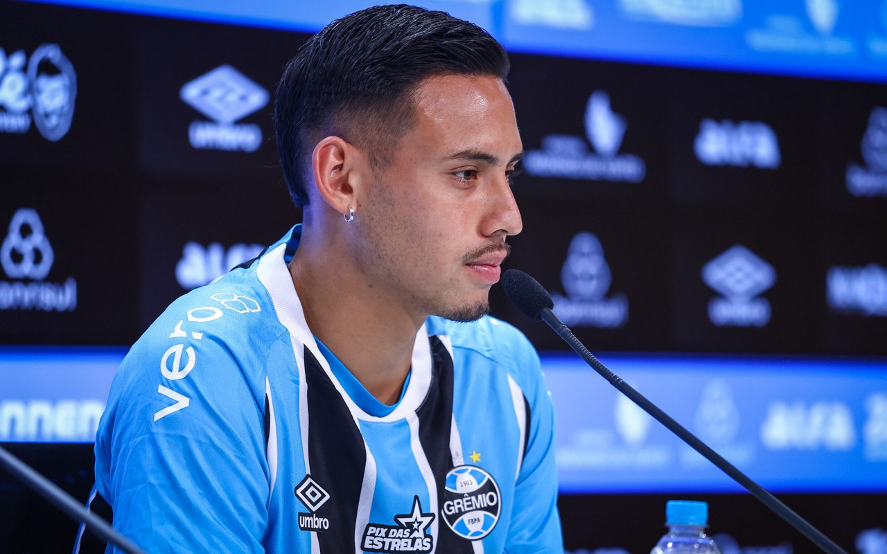 RS - FUTEBOL/APRESENTACAO GREMIO  - ESPORTES - Vice-presidente de futebol Alexandre Rossato apresenta o volante Erick Noriega como novo reforço do Gremio para a temporada 2025. FOTO: LUCAS UEBEL/GREMIO FBPA