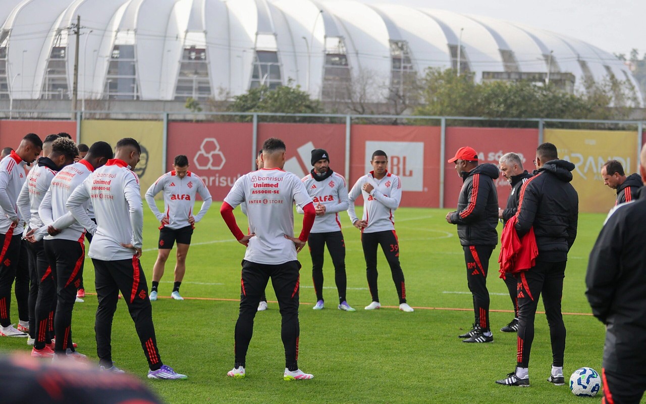 Roger Machado conversa com o grupo do Internacional (Foto: Ricardo Duarte/SC Internacional)
