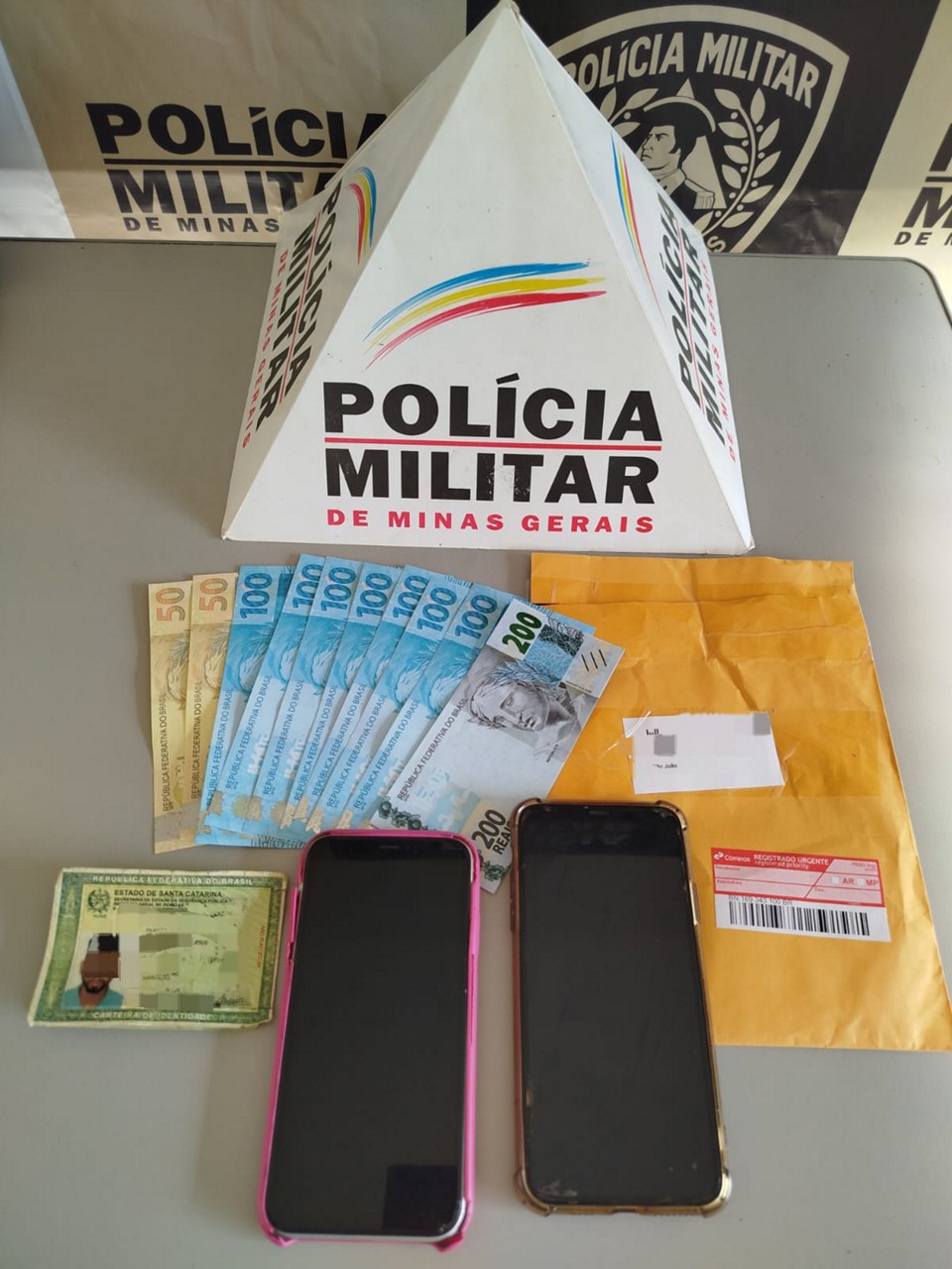 Dois homens são presos ao receberem pelos Correios R$ 1 mil em notas falsas, em Itacarambi