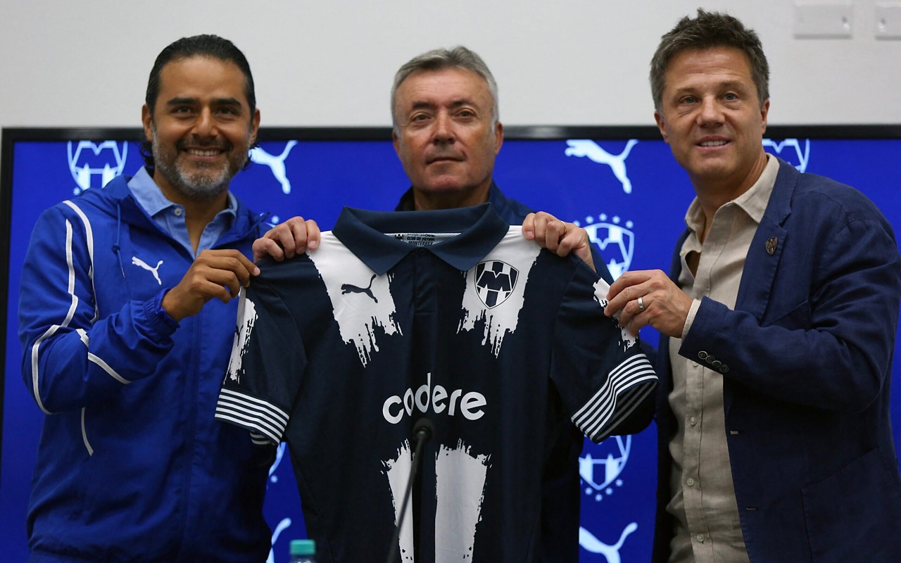 Domènec Torrent é apresentado no Monterrey, do México (Foto: Julio Cesar Aguilar / AFP)
