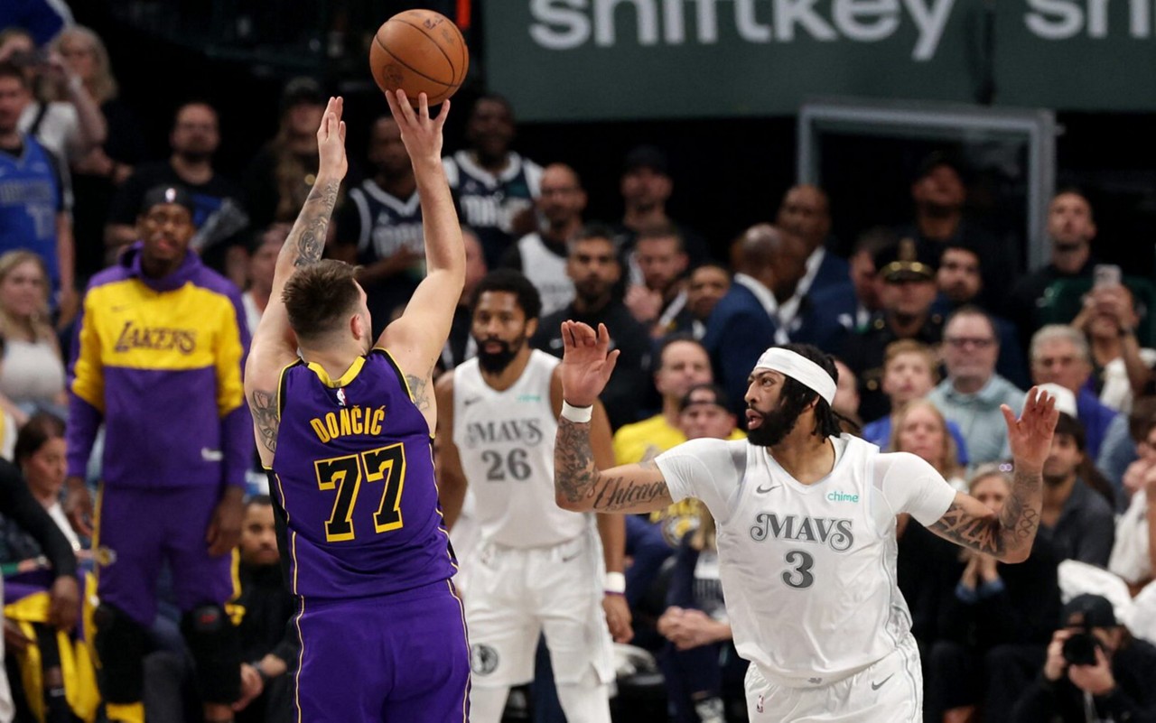 Luka Doncic, do Lakers, arremessando sobre Anthony Davis, do Mavericks, em jogo pela NBA 2024/25 (Foto: Sam Hodde/Getty Images/AFP)