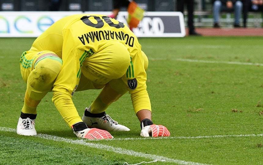 Donnarumma falha no primeiro tempo e PSG quase sofre gol (Foto: VINCENZO PINTO/AFP)