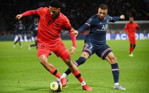 Nice em jogo contra a equipe do PSG (Foto: Franck Fife / AFP)
