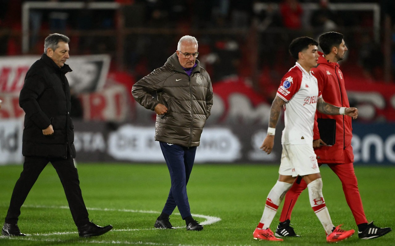 Corinthians foi derrotado para o Huracán (Foto: Luis Robayo / AFP)