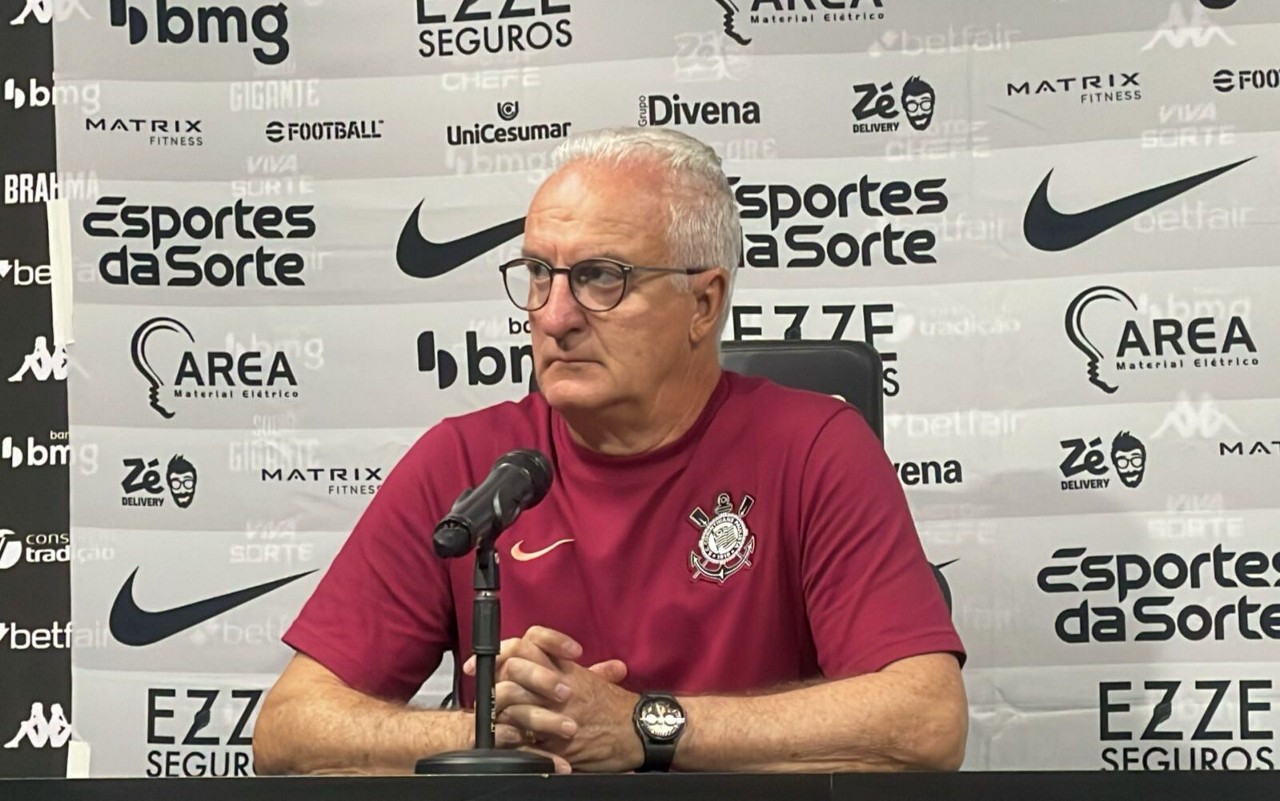 Dorival Júnior em entrevista coletiva após vitória sobre o Vasco (Foto: Pedro Cobalea/Lance!)