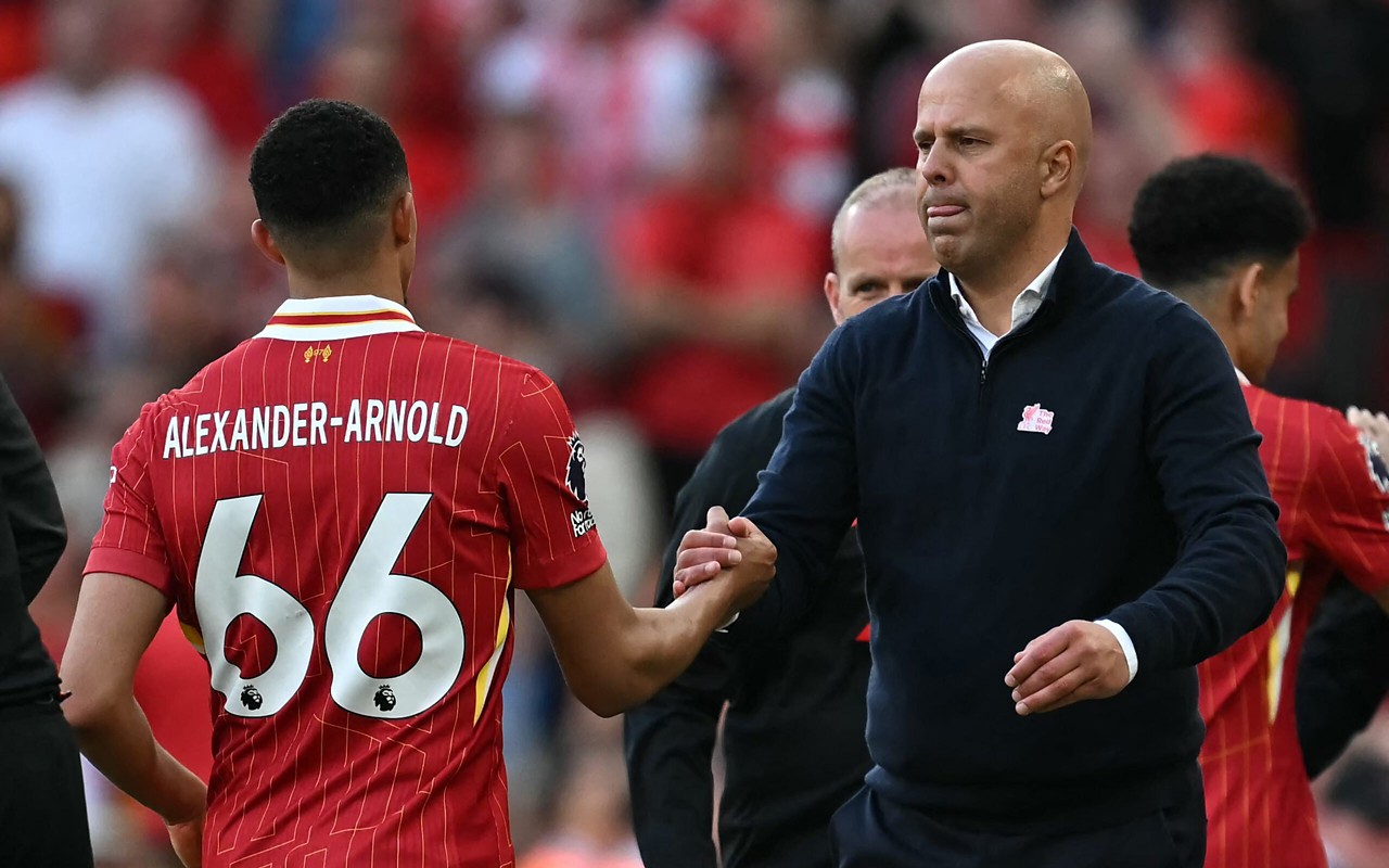 Alexander-Arnold e Arne Slot após o título do Liverpool na Premier League (Foto: Paul ELLIS / AFP)