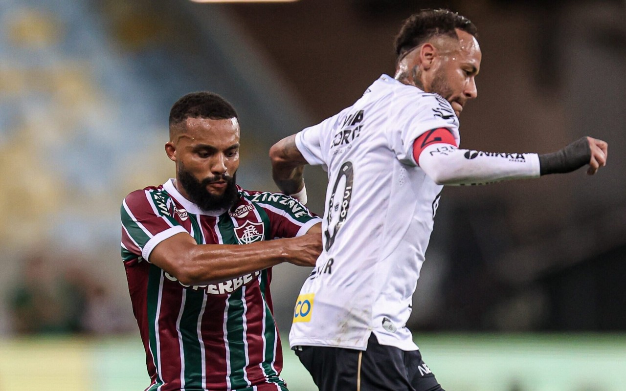 Samuel Xavier e Neymar durante confronto no Maracanã (Foto: LUCAS MERÇON / FLUMINENSE F.C.)