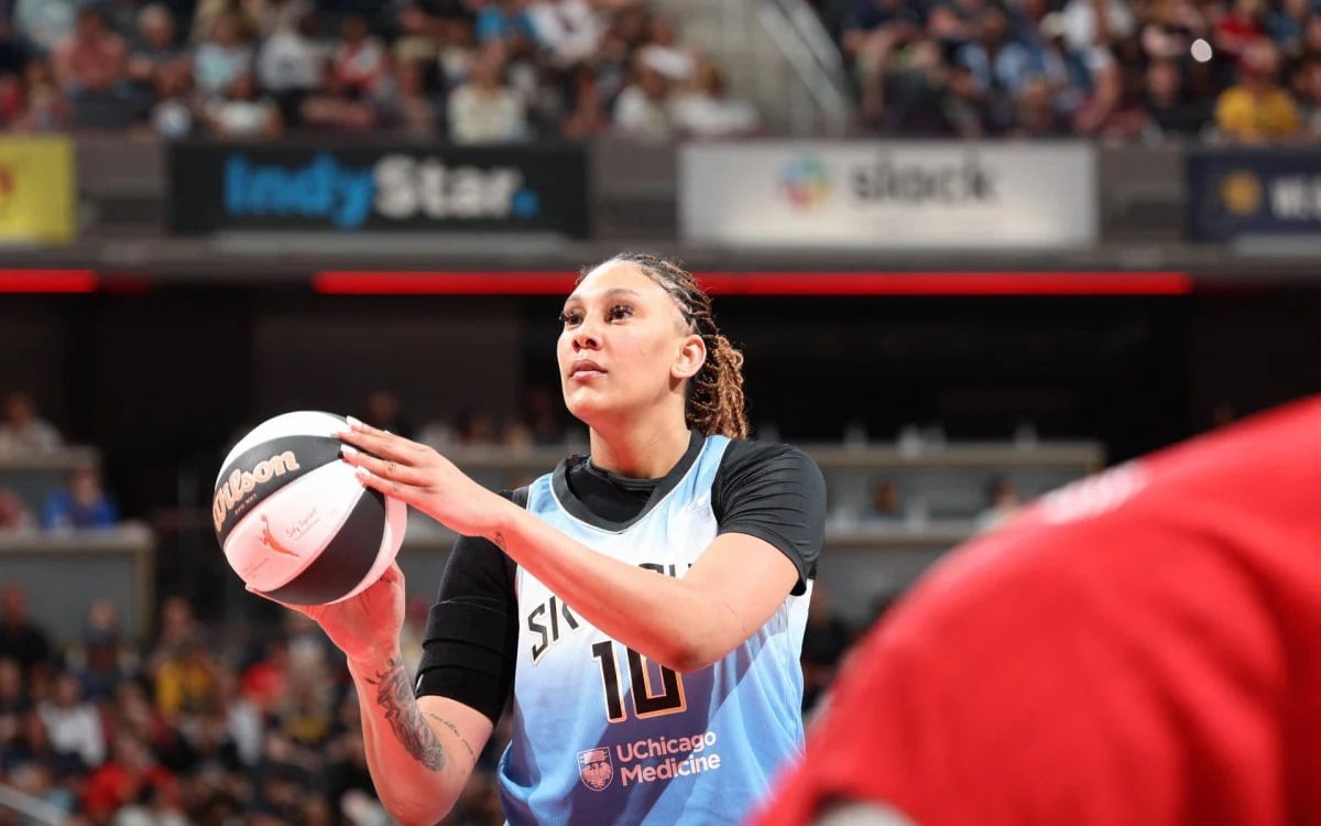 Kamilla Cardoso em quadra durante sua primeira temporada na WNBA, pelo Chicago Sky (Foto: Jeff Haynes/AFP)