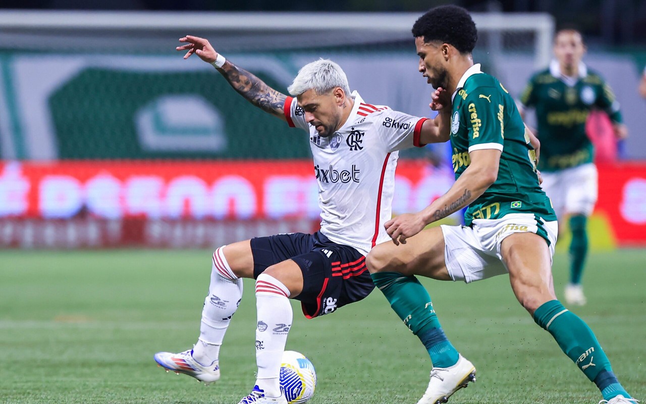 Disputa de bola durante partida entre Palmeiras e Flamengo (Foto: Marcello Zambrana/AGIF)