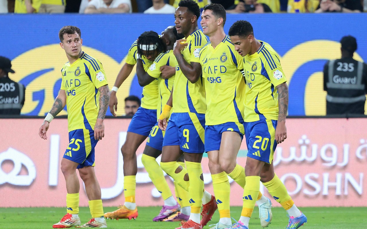 Cristiano Ronaldo celebra com companheiros um de seus gols marcados em jogo do Al-Nassr (Foto: Fayez Nureldine / AFP)
