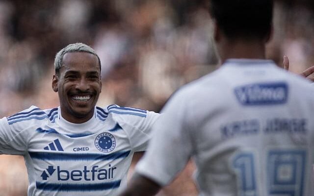 Matheus Pereira agradece assistência de Kaio Jorge, no segundo gol sobre o Botafogo (Foto: Rodrigo Ferreira/Cruzeiro)