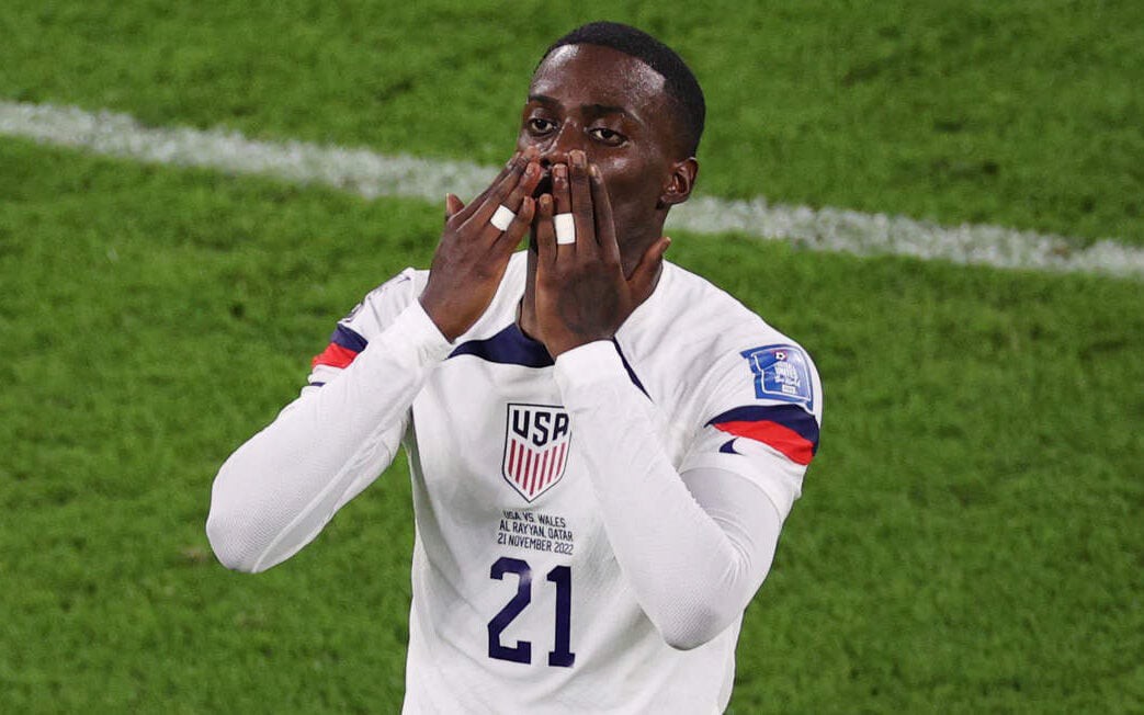 Timothy Weah defendendo os Estados Unidos contra o País de Gales (Foto: Adrian Dennis / AFP)
