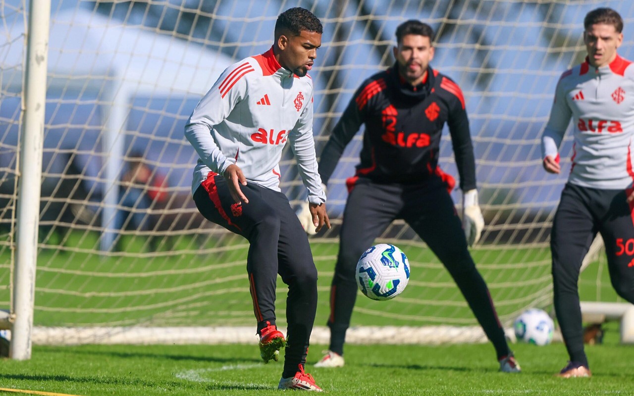 Gustavo Prado briga por vaga no ataque com Vitinho (Foto: Ricardo Duarte/SC Internacional)