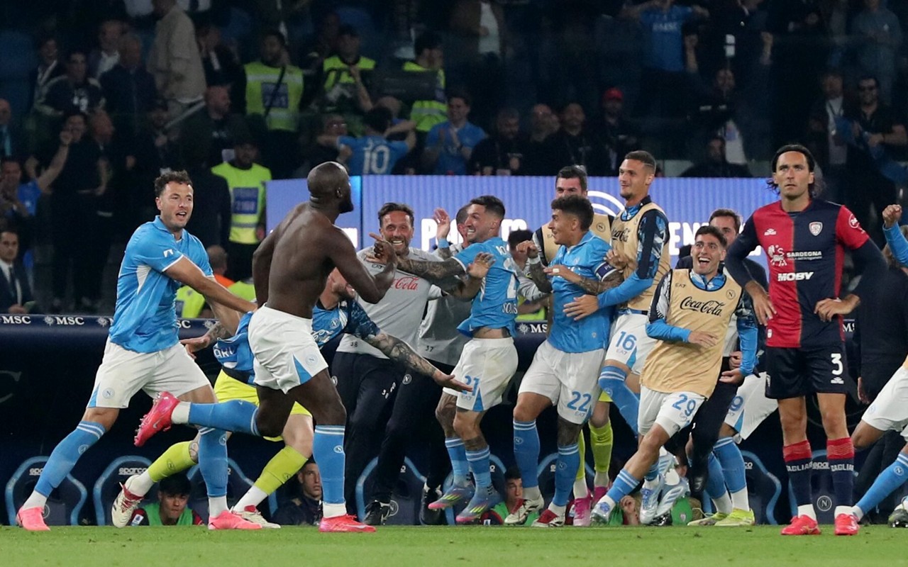 Lukaku comemora segundo gol do Napoli sobre o Cagliari pelo título do Campeonato Italiano (Foto: Carlo Hermann/AFP)