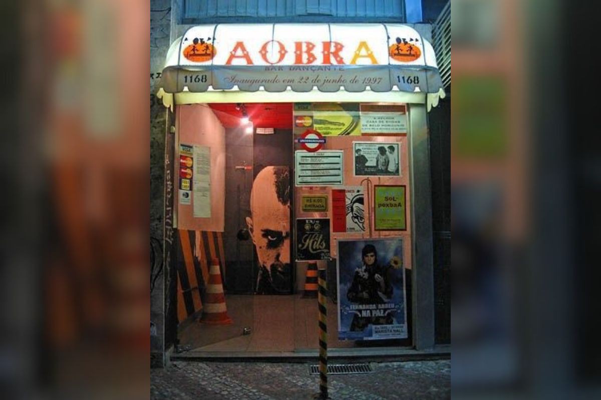 Porta da A Obra estampa o personagem de Robert De Niro em "Taxi Driver"