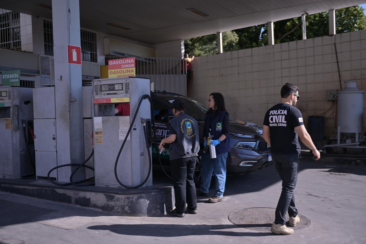 Agentes da Polícia Civil e fiscais da ANP encerraram as atividades no final da tarde