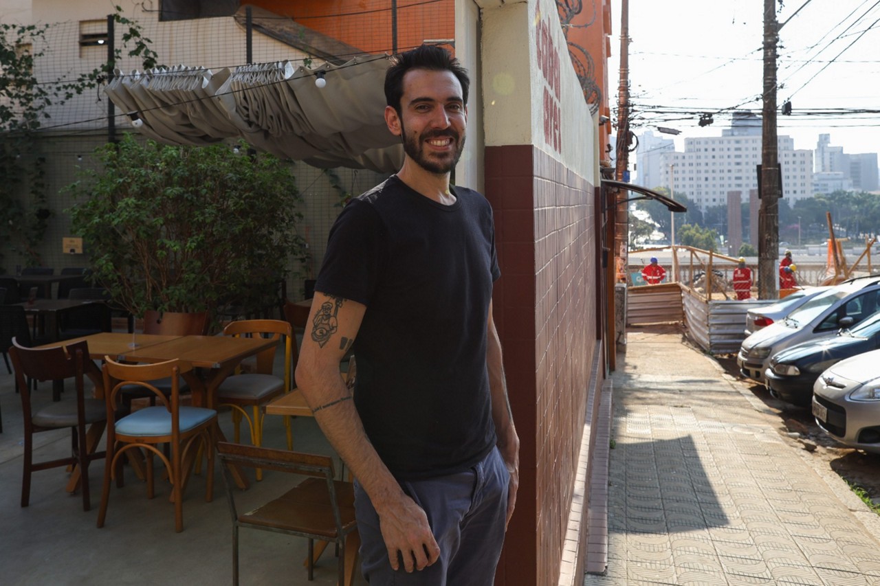 Para escapar das obras e oferecer uma alternativa ao público, Alfredo Lanna abriu o "Tabaiares" na rua perpendicular à Sapucaí 