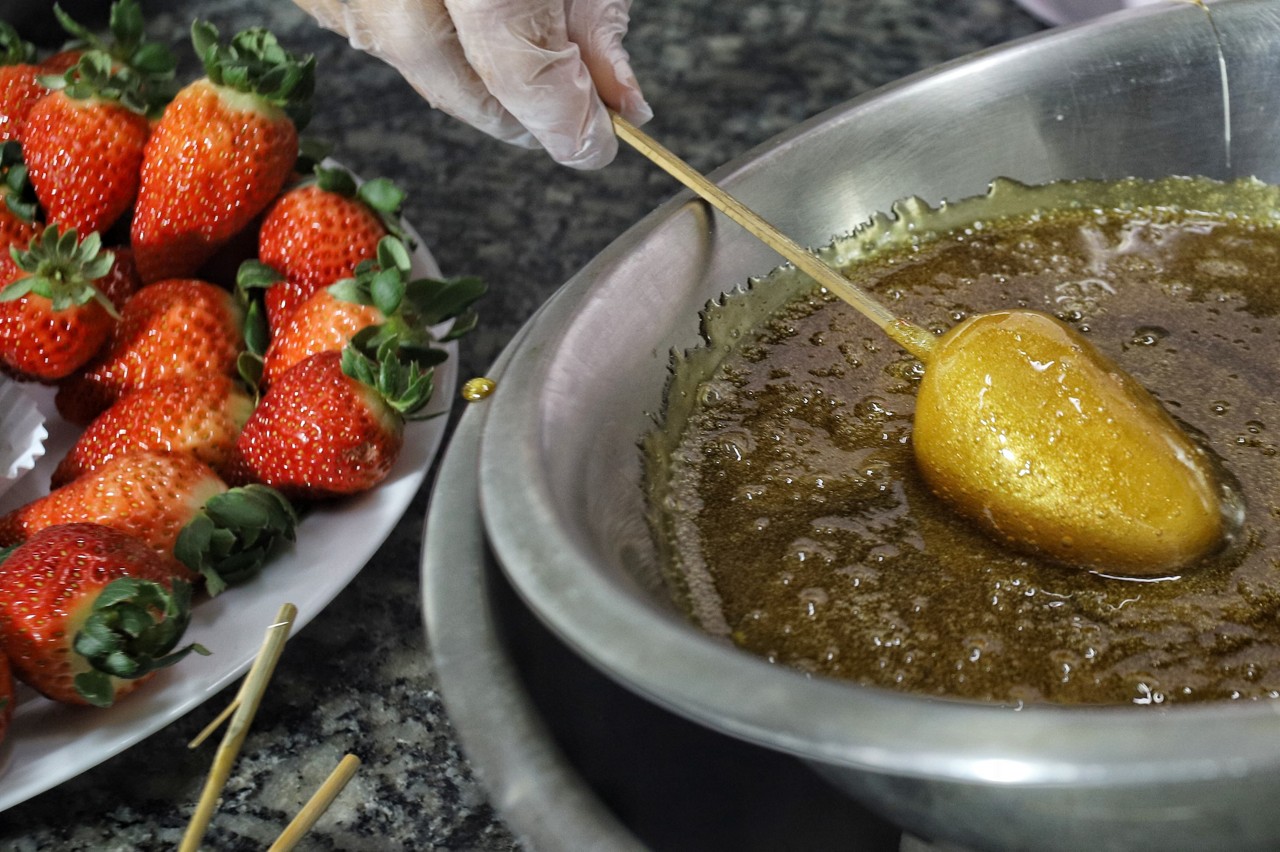 A Momo produziu dezenas de morango do amor dourados, sem anilina