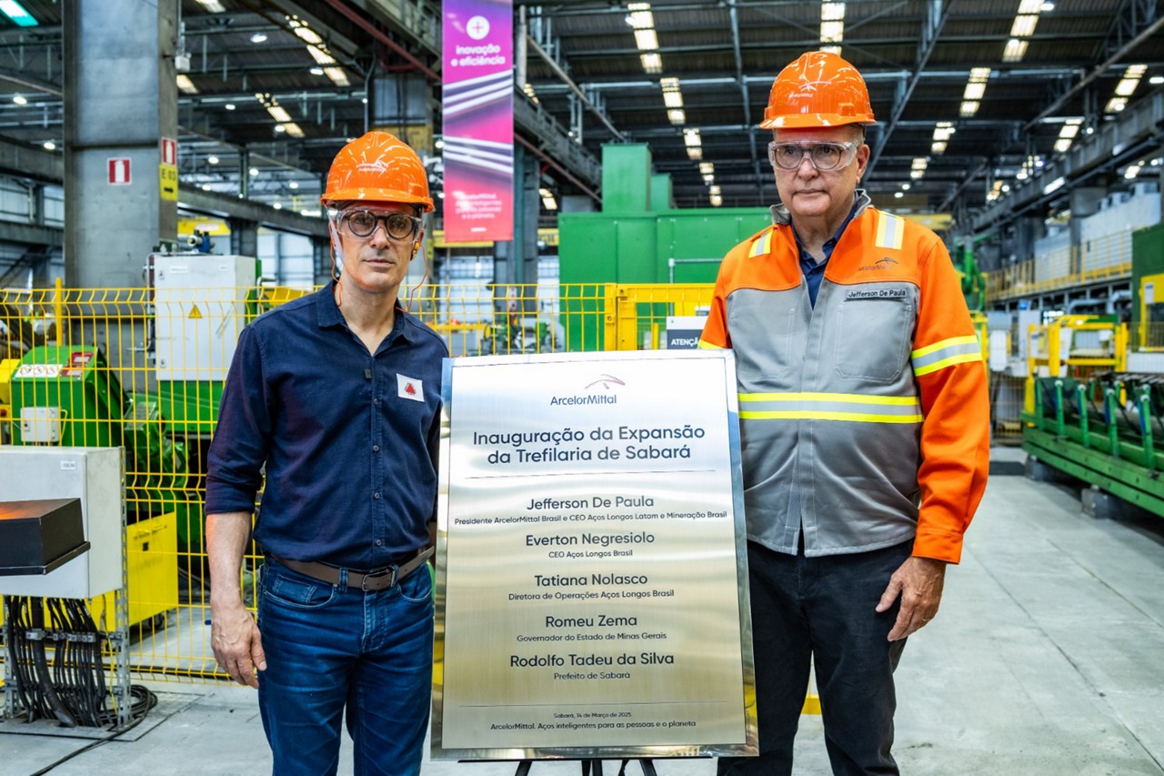 Romeu Zema e Jefferson de Paula na usina da ArcelorMittal, em Sabará