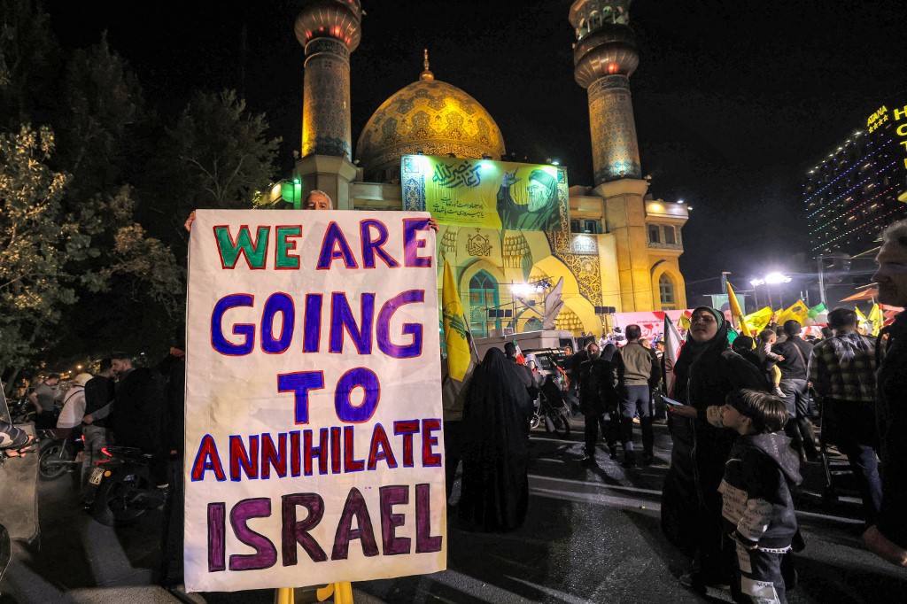 Manifestação em Terrã exibe cartaz: 'Vamos aniquilar Israel'