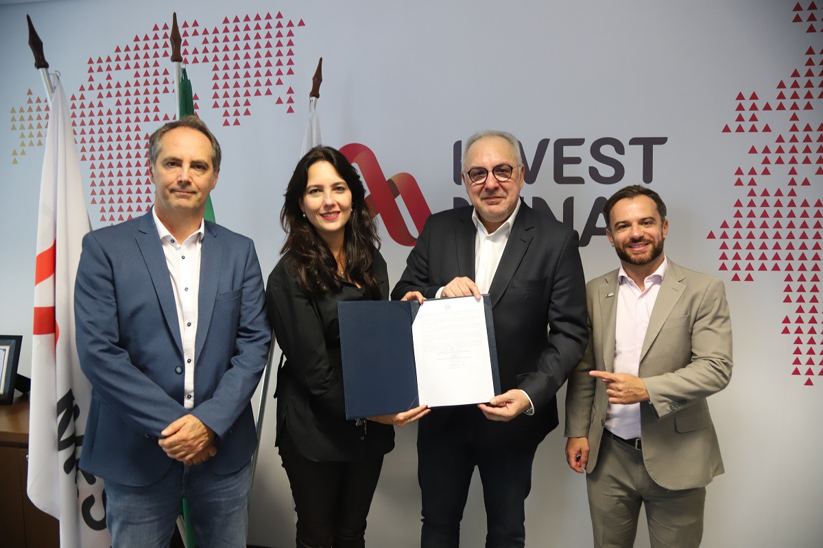 (da esq) Mauro Lopes, Mila Corrêa da Costa, secretária de Estado de Desenvolvimento Econômico, Fernando Tallarico, diretor-geral da Axel Ree no Brasil e João Paulo Braga, diretor-presidente da Invest Minas