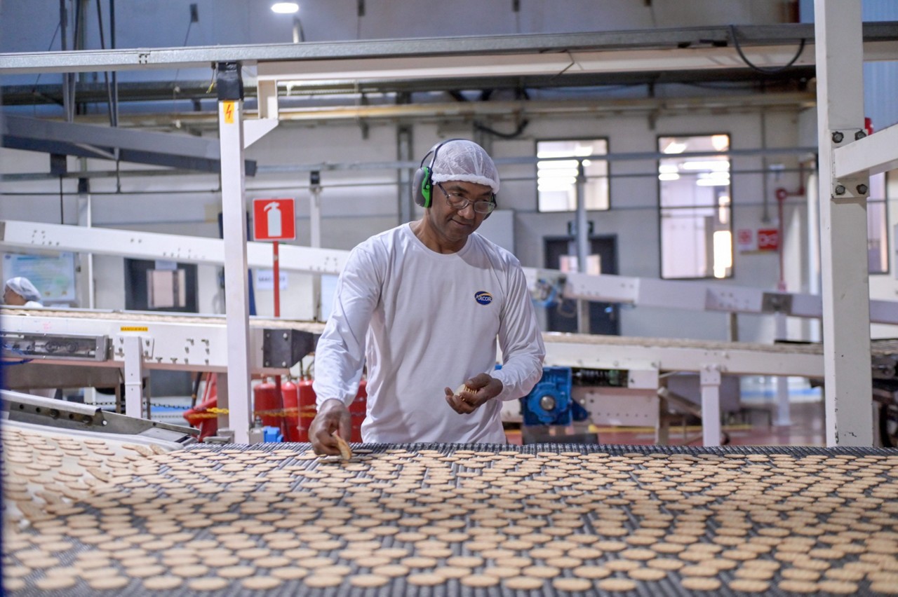 Fábrica da Aymoré em Contagem produz milhares de biscoitos por dia 