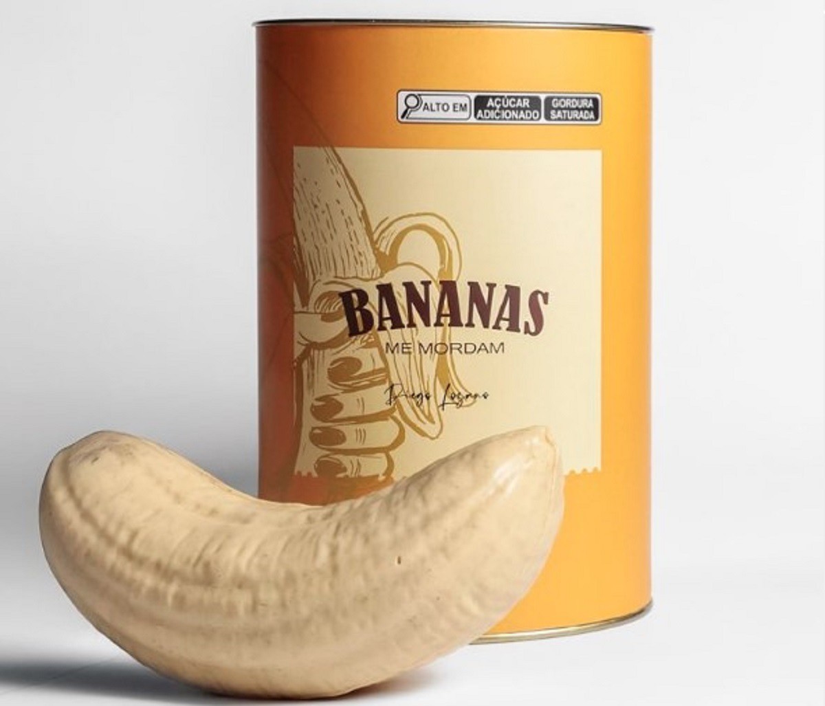 Chocolate imita banana descascada