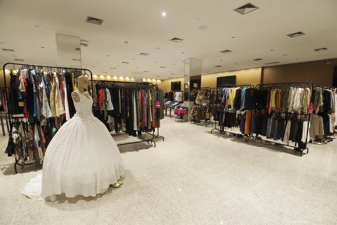 Em 2024, o Bazar do Bem ofereceu centenas de peças com preços acessíveis