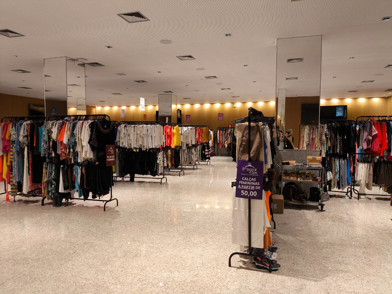 As araras já estão prontas para receber os clientes do Bazar do Bem