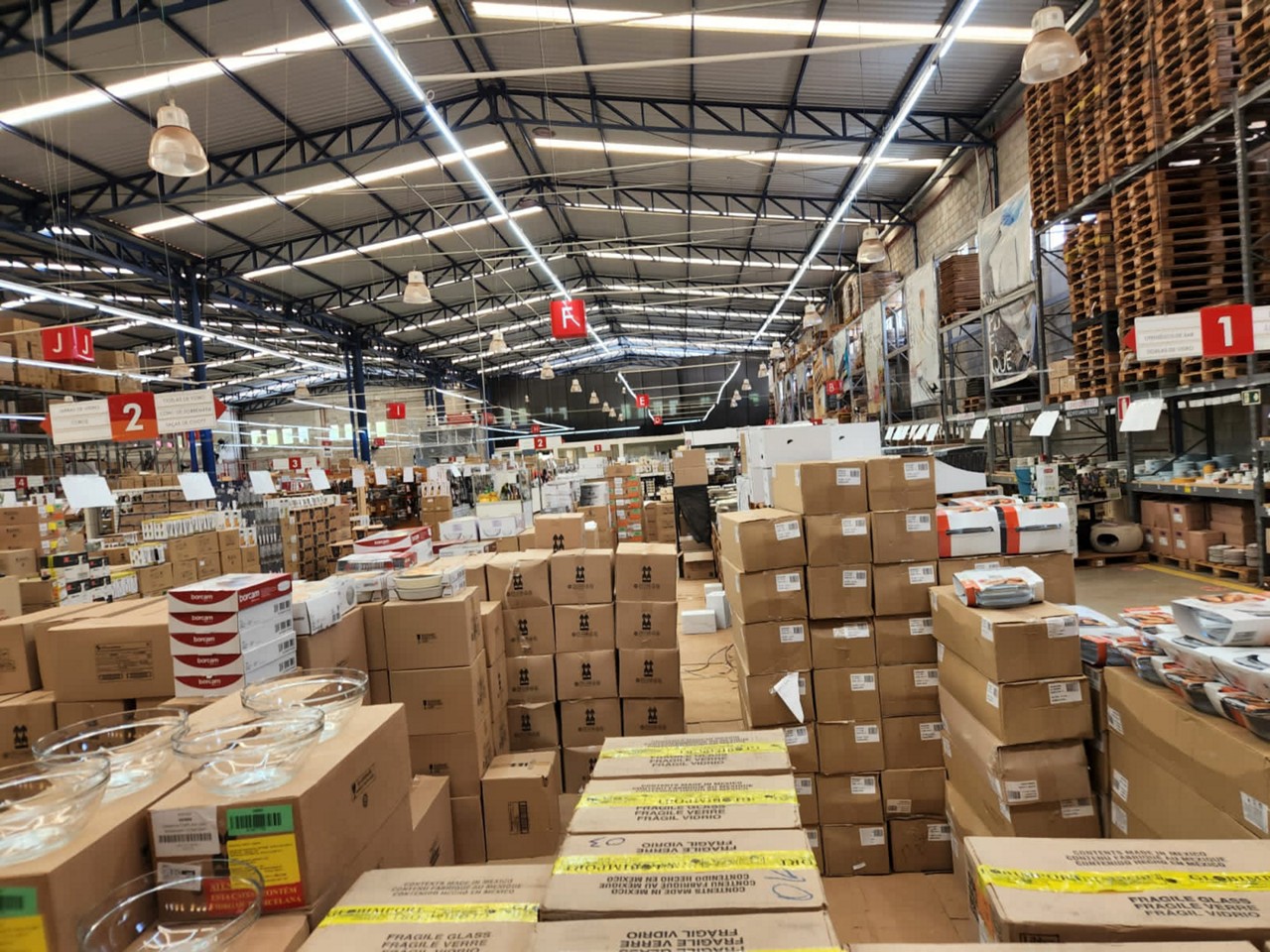 Imagem do estoque de produtos que vão compor a edição especial do Bazar Hudson