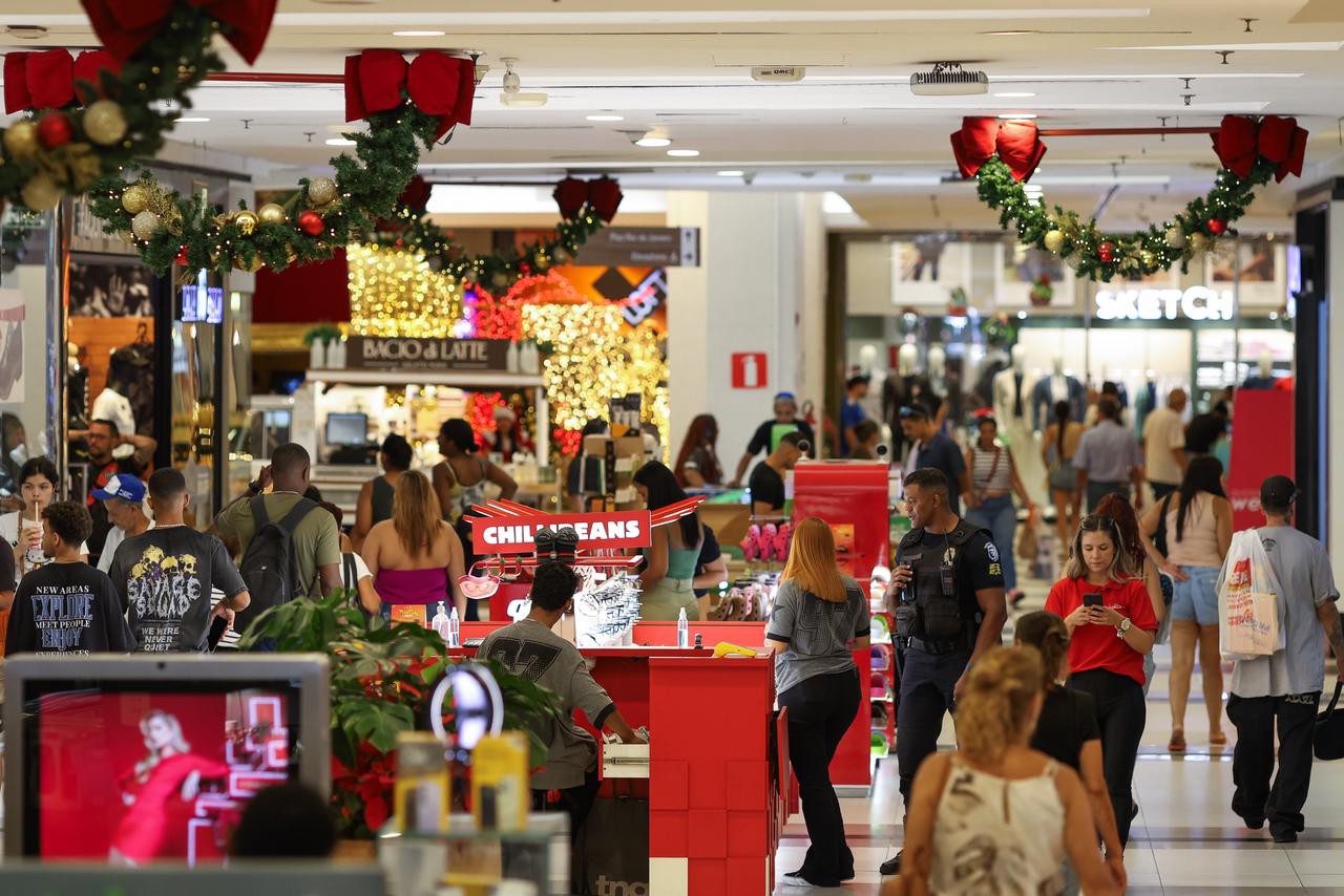 Movimentação no Shopping Cidade na véspera do Natal 2025