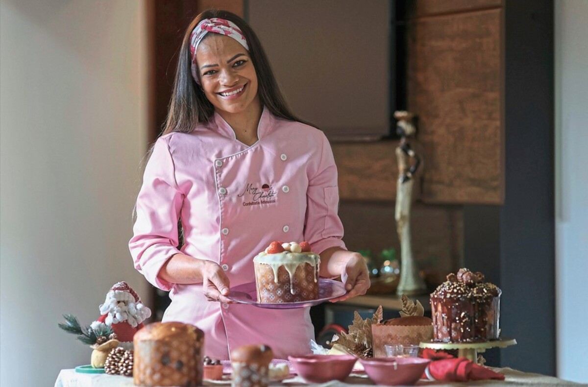 Marystela da Silva, de 31 anos, que produz panetones para vender.