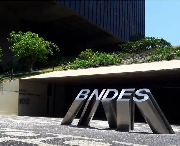 Vice-governador de MG se reúne com BNDES para cobrar agilidade e valorização de ativos que podem abater dívida do estado com a União.