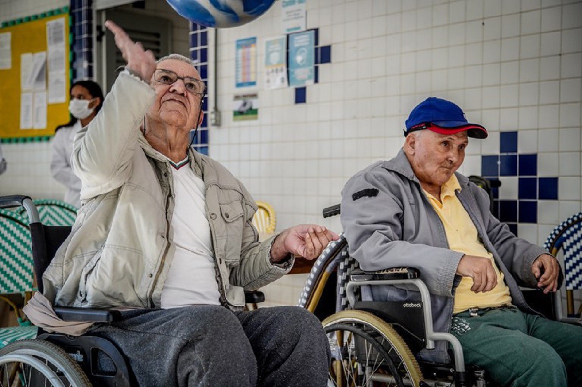 Pessoas acima de 65 anos e renda per capita familiar inferior a 1/4 do salário mínimo têm direito ao BPC