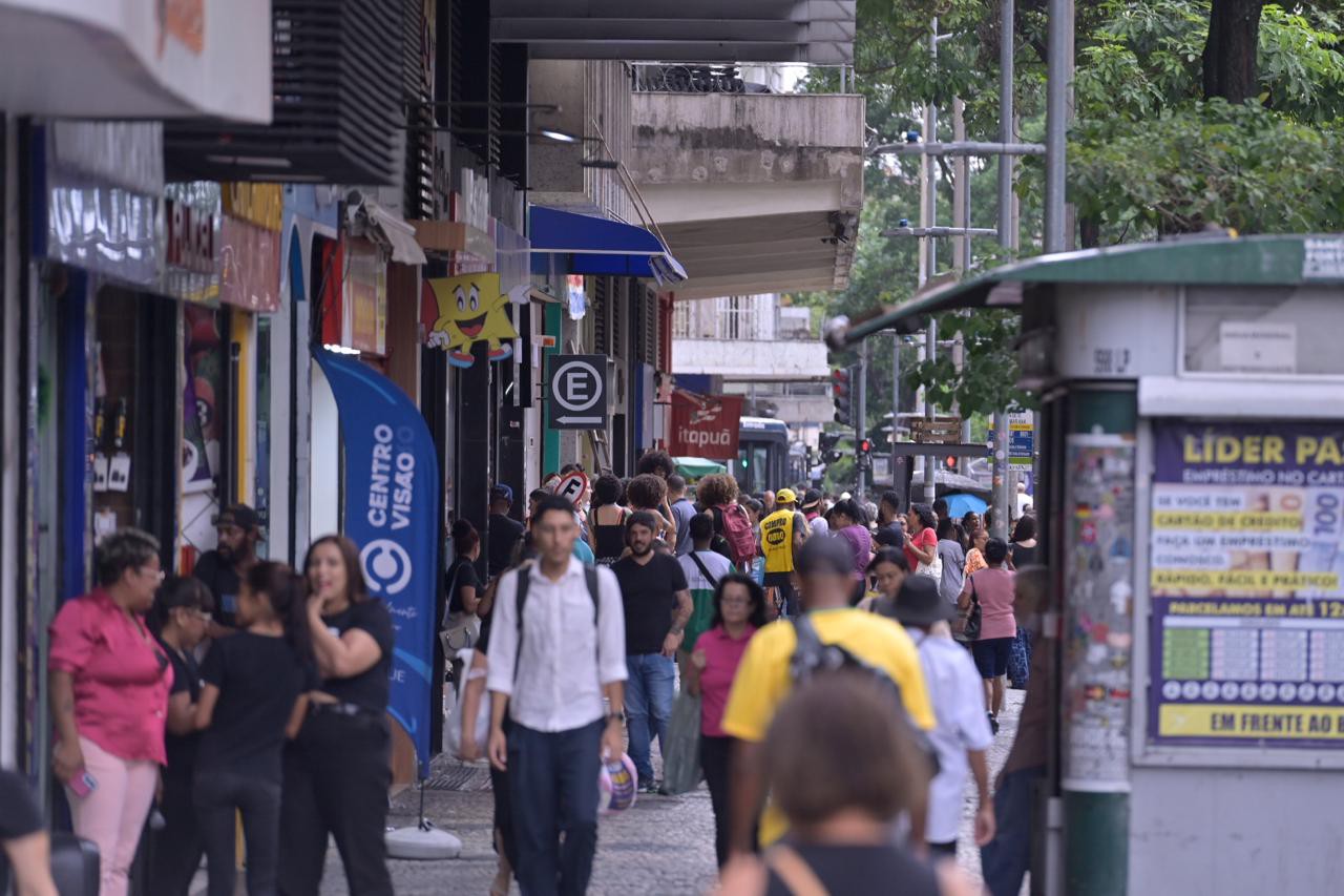 Vendas de material escolar e liquidações de início de ano devem movimentar comércio de BH