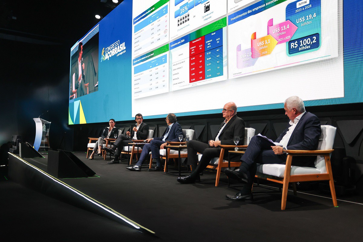 Painel com CEOs do aço. Da esquerda para a direita: Silvia Nascimento (AVB), Gustavo Werneck (Gerdau), Marco Polo de Mello (Instituto Aço Brasil), Jefferson de Paula (ArcelorMittal) e Marcelo Chara (Usiminas)