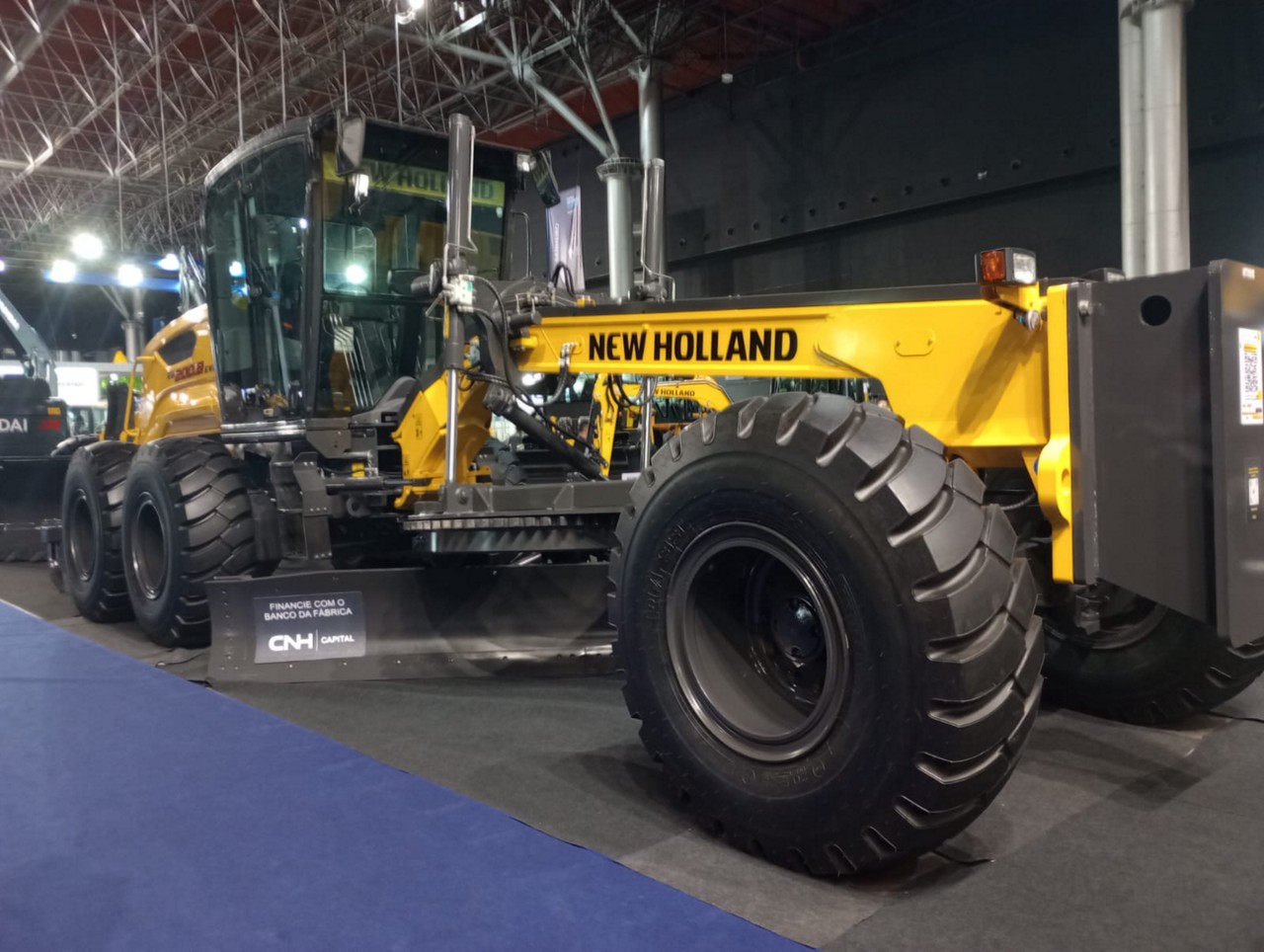 Motoniveladora RG200 da New Holland, exposta no InfraBusiness Expo