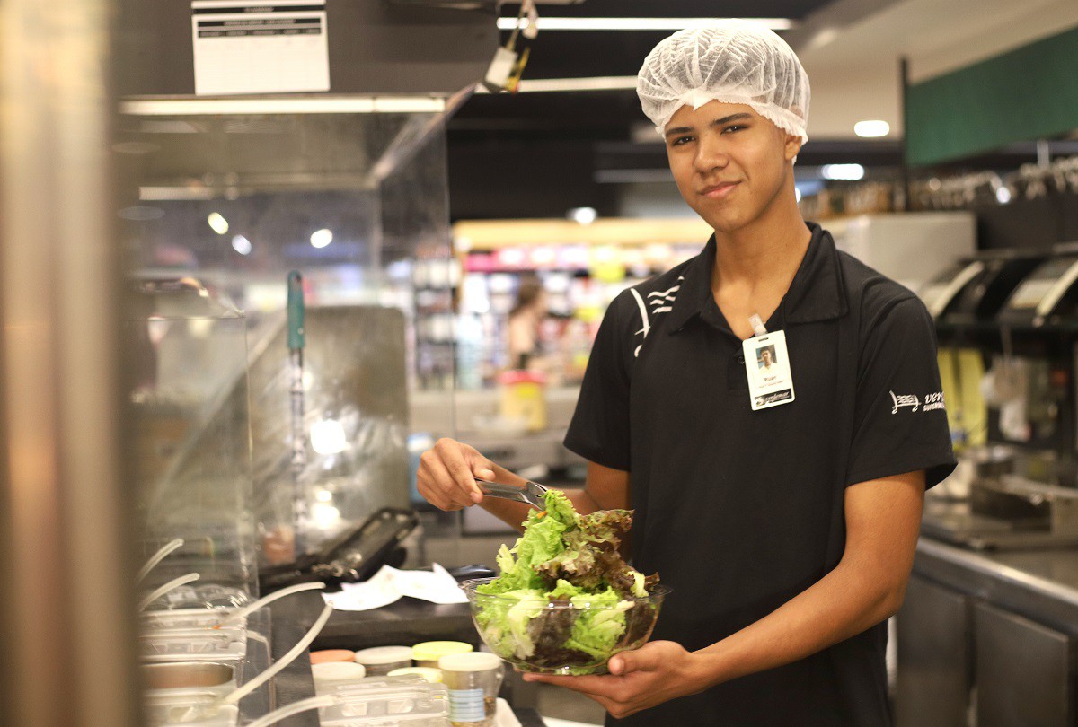 Ruan Ferreira, de 18 anos, conseguiu seu primeiro emprego no Verdemar e já sonha em morar sozinho 