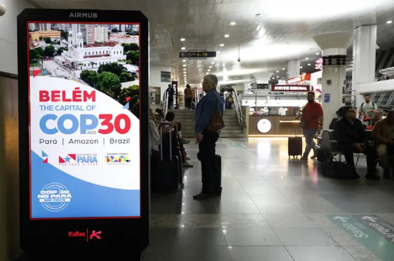 Anúncio da COP30 no saguão do Aeroporto Internacional de Belém