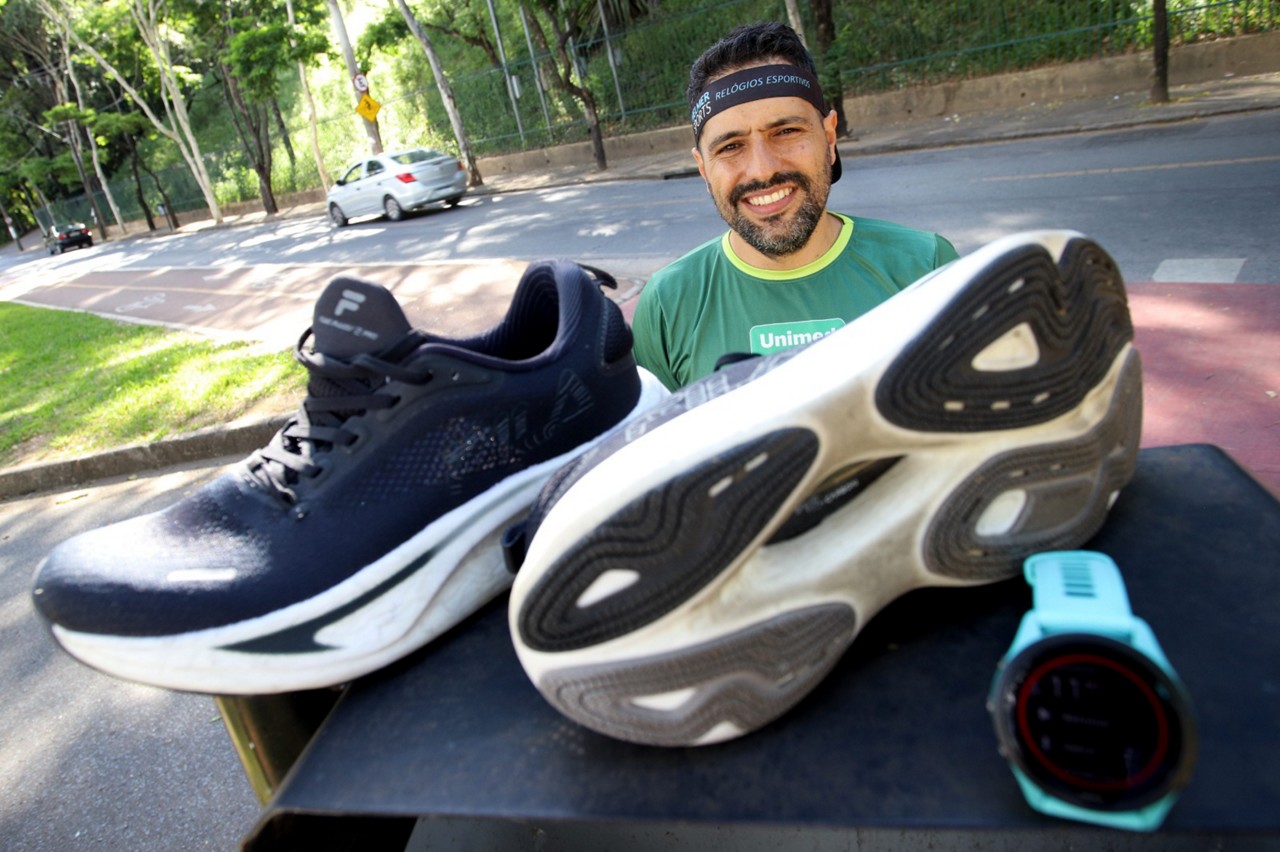 Thiago investe em tênis, relógio e assinatura de app para melhorar a performance na corrida de rua