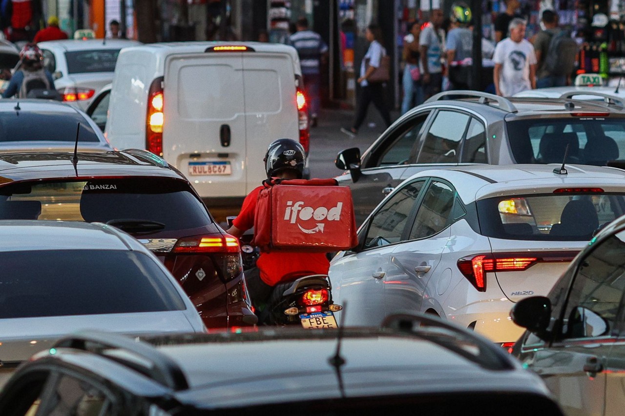 Vias estão cheias de motociclistas que dedicam várias horas de trabalho para o setor de delivery