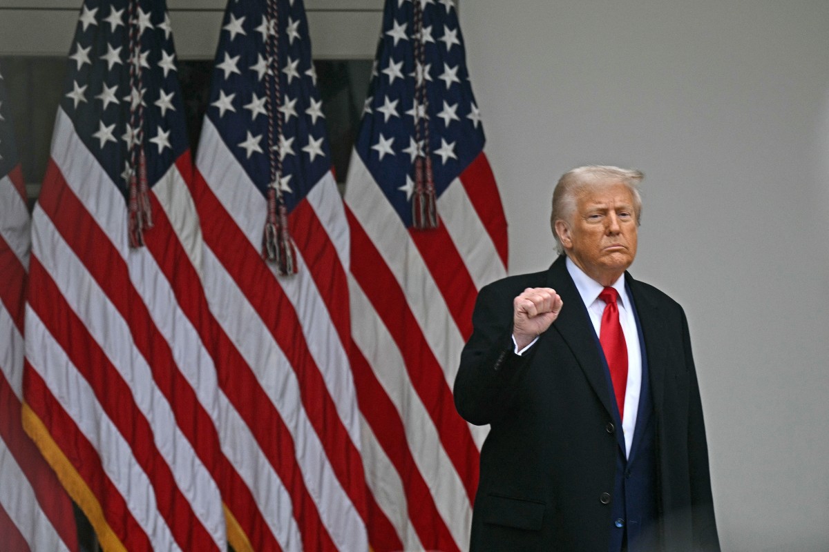 Donald Trump ergue o pulso durante evento no Rose Garden, nesta quarta-feira