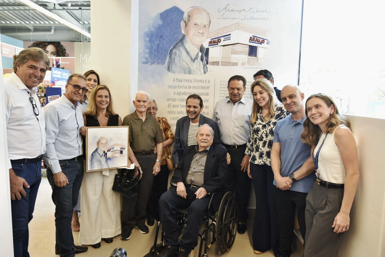 Irineu Silveira foi prestigiado por familiares e pelo presidente Modesto Araujo Neto em inauguração de nova loja