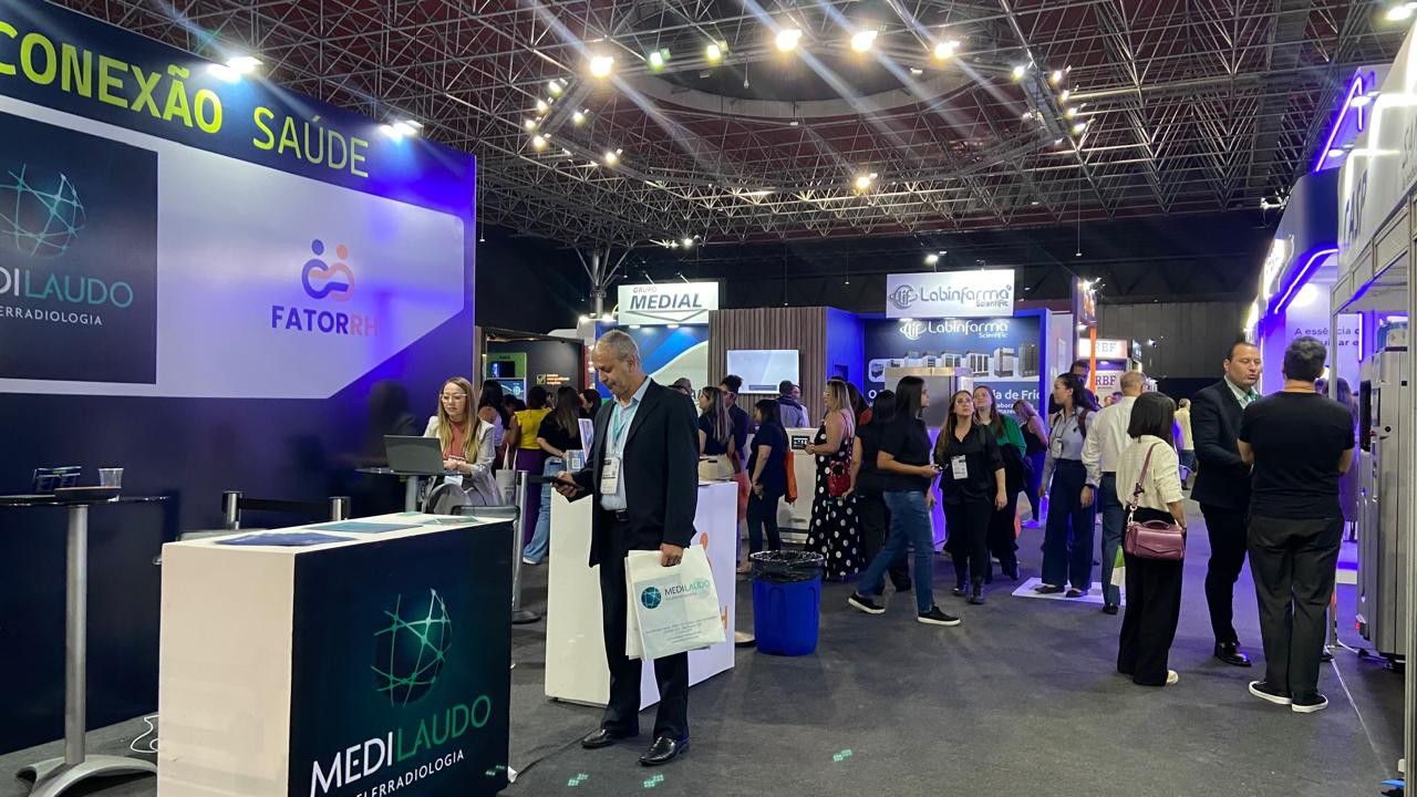 A Expo-Hospital reúne várias pessoas no Expominas, em BH 