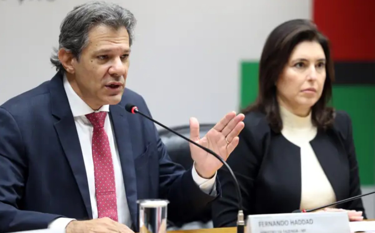 Os ministros da Fazenda, Fernando Haddad, e do Planejamento e Orçamento, Simone Tebet, durante coletiva