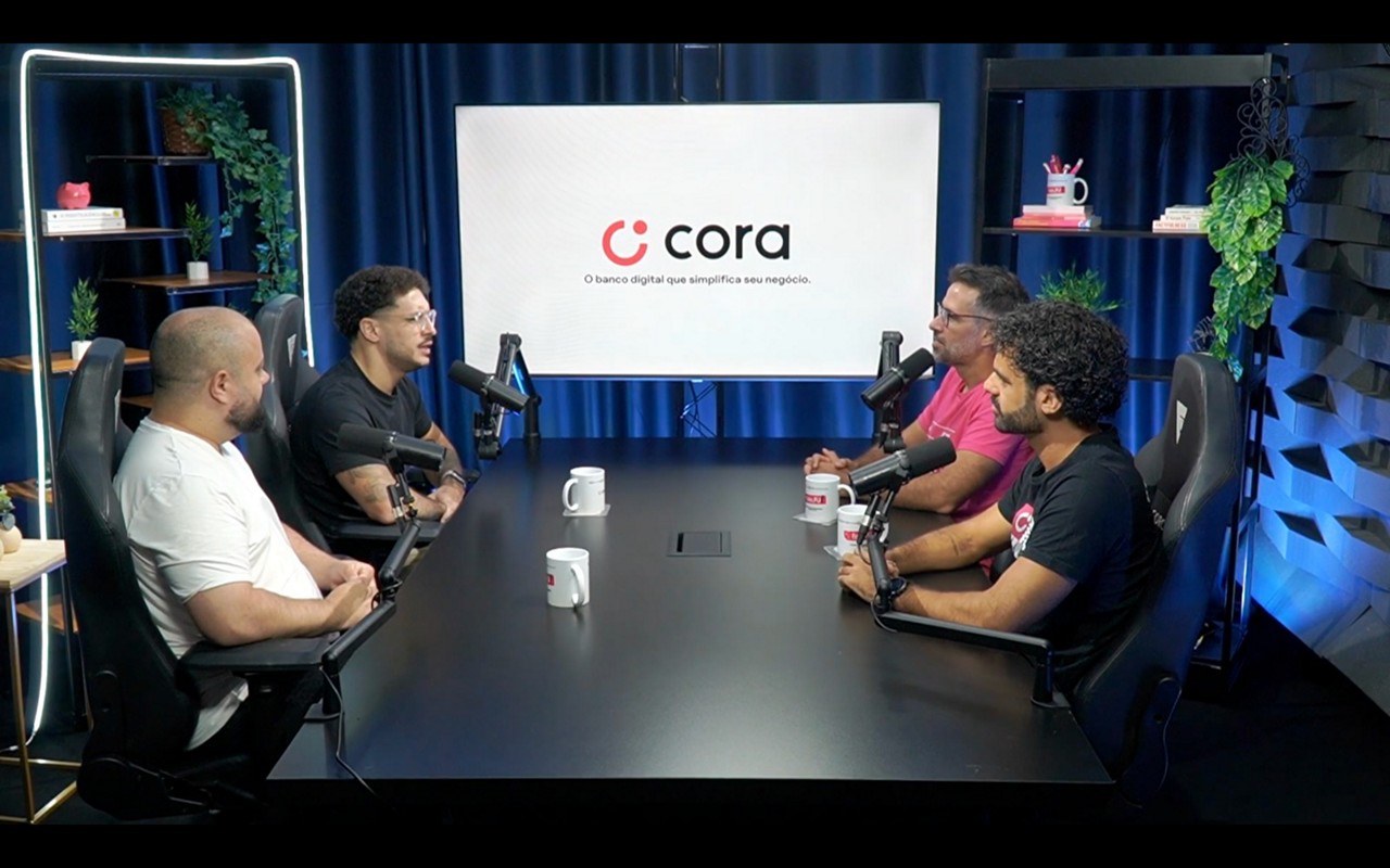 Fundadores do banco digital Cora agora têm um podcast para conversar com outros empreendedores