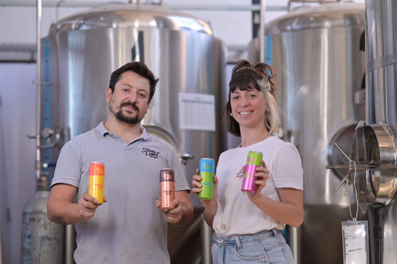 Fundadores da Stone Light, Ramon Santos e Carolina Benatti