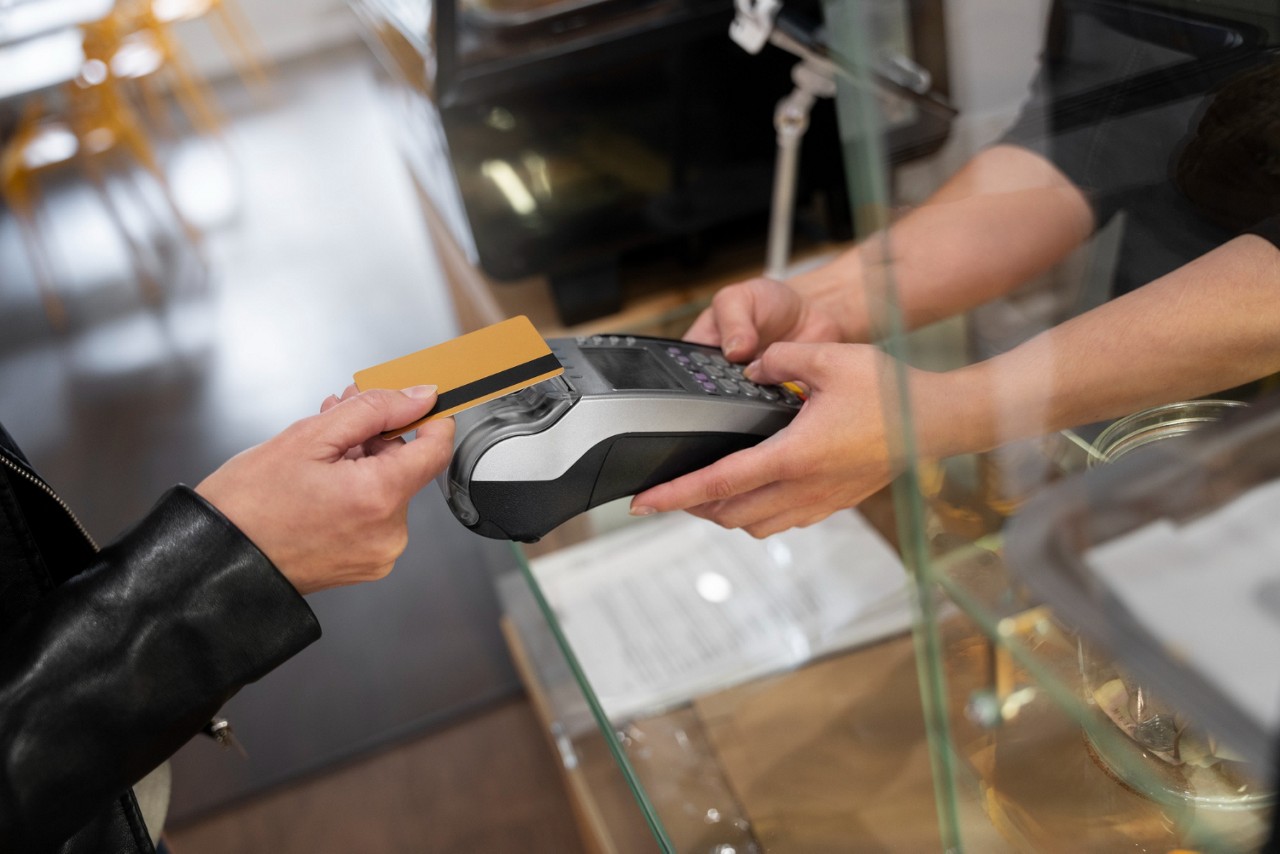 Um dos cuidados que o cliente precisa ter é na hora de passar o cartão de crédito