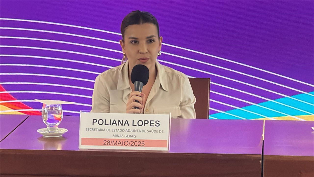 Secretária de Estado adjunta de Saúde, Poliana Lopes, em coletiva de imprensa sobre casos de gripe aviária confirmados em Minas